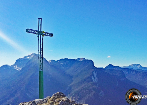 La croix juste sous le sommet