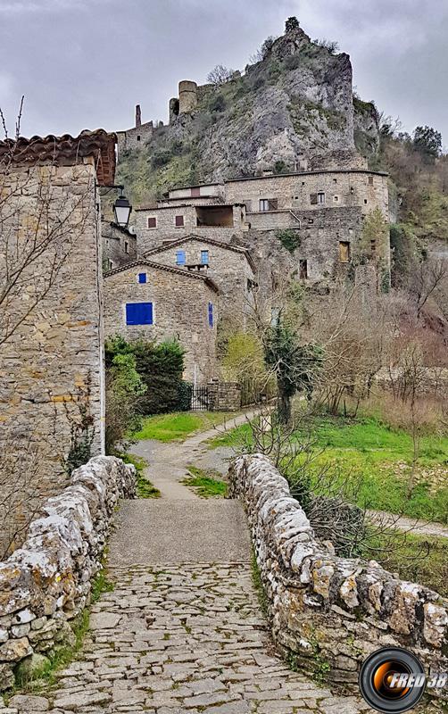 Le pont de l'entrée.