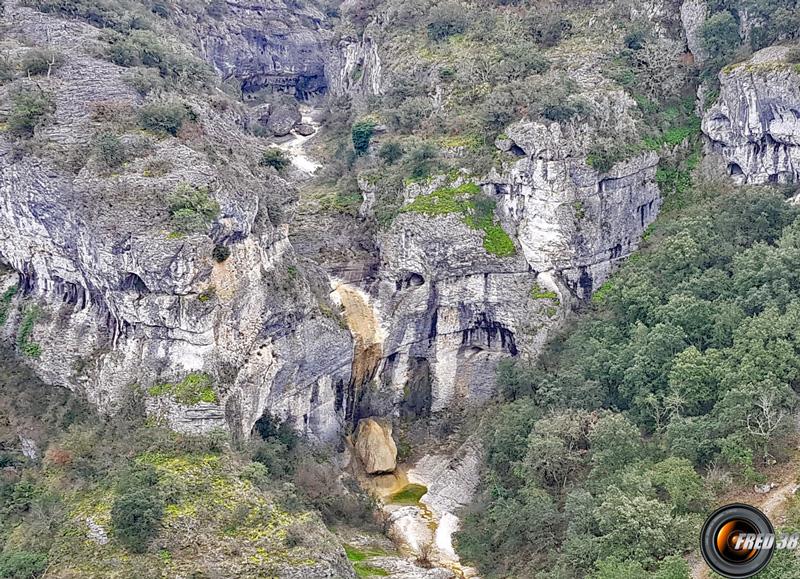 Vue sur la cascade.