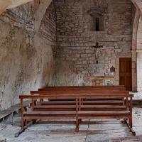 Dans la chapelle.