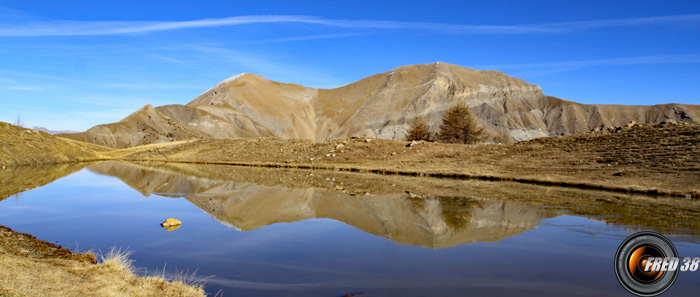 Le petit lac avec en fond le Petit et le Grand Cheval de Bois.