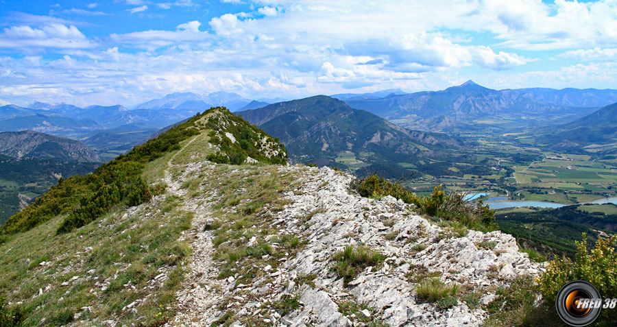 A droite la vallée du Buech