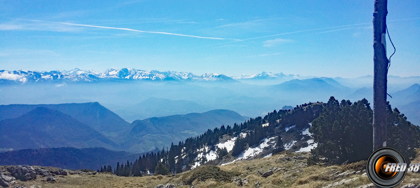 Belledonne et le Taillefer vus du sommet.