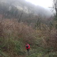 Sous la falaise.