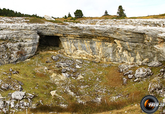 Grotte dans une grande doline un peu en dessous du sommet.