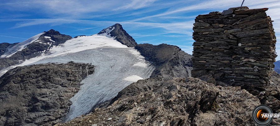 Le cairn du sommet et la Grande Sassière