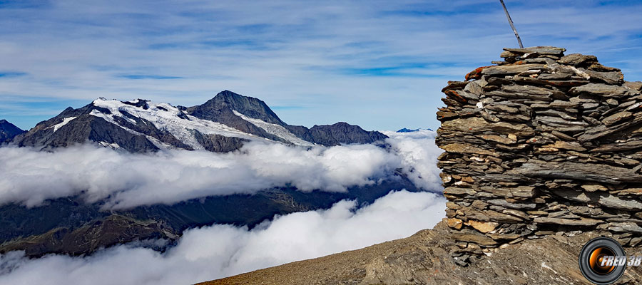 Le cairn du sommet et le Mont Pourri