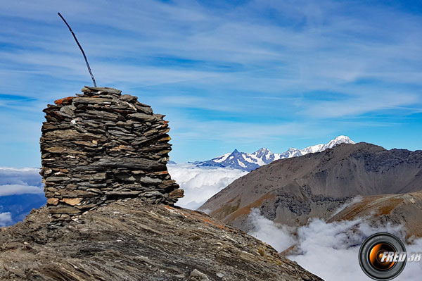 Le cairn du sommet et le Mont-Blanc