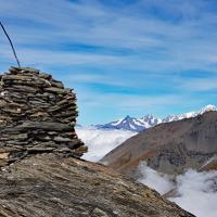 Le cairn du sommet et le Mont-Blanc