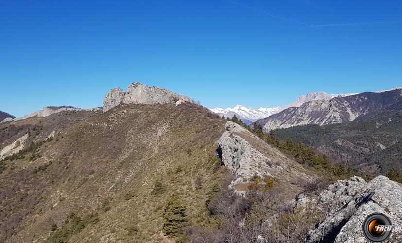 Les crêtes et en fond le Dévoluy.