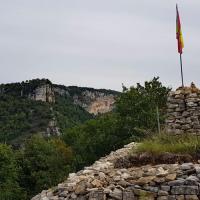 Tour et en fond le Rocher de St-Alban.