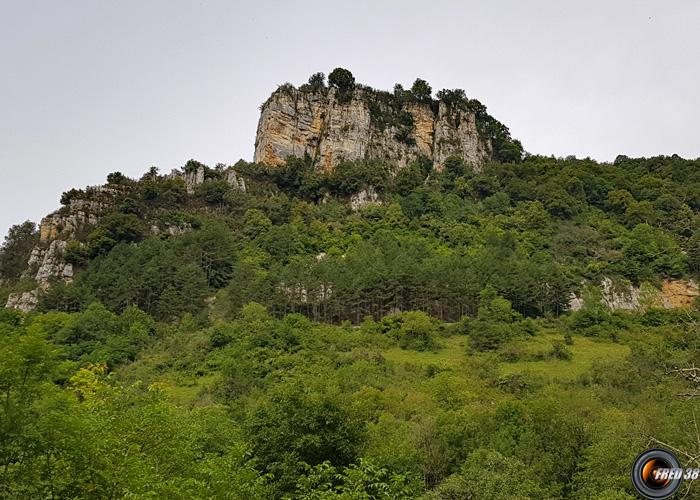 Rocher vu du fond de vallon.