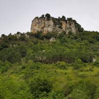 Rocher vu du fond de vallon.