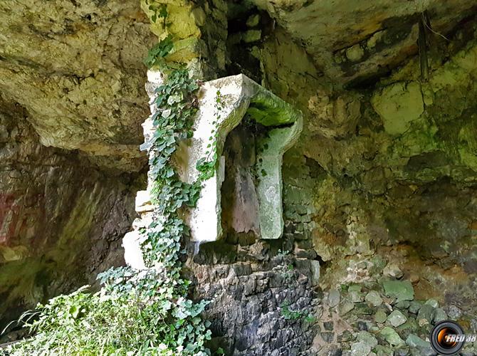 Ruines d'habitat dans l'abri sous roche.