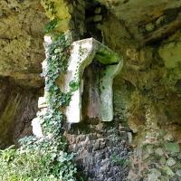 Ruines d'habitat dans l'abri sous roche.