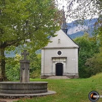 La chapelle et sa fontaine.