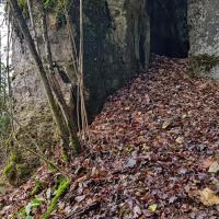 Au pied de la falaise.