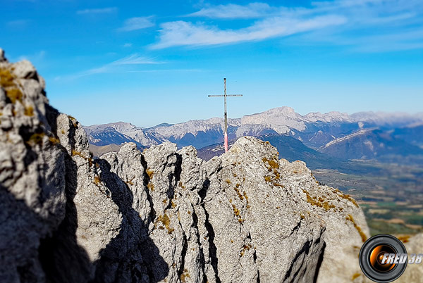 La croix du sommet, en fond le Grand Veymont.