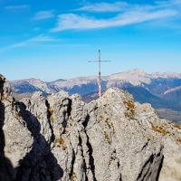 La croix du sommet, en fond le Grand Veymont.