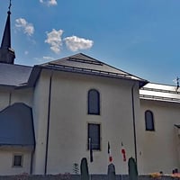L'église et son balcon sur le Mont-Blanc.
