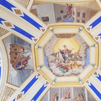 Dans l'église.
