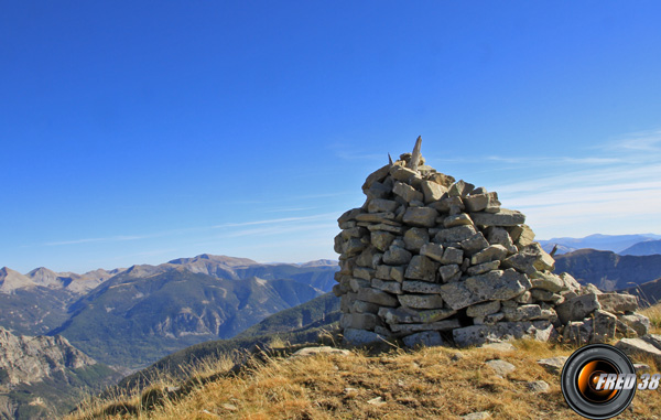 Le gros cairn du sommet.