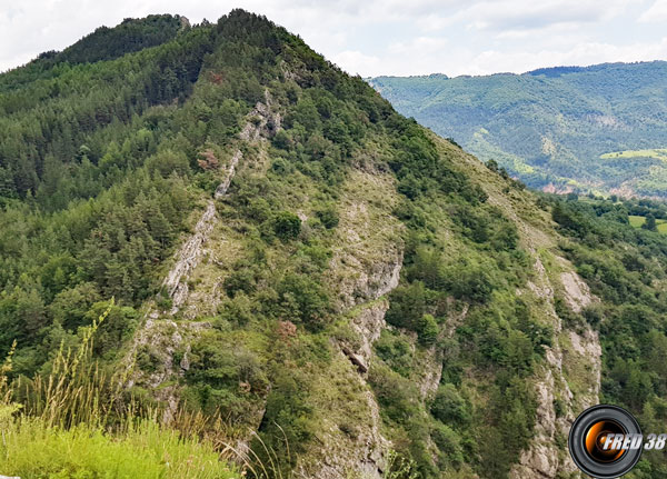 Vue sur le sentier de l'autre côté du ravin