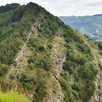Vue sur le sentier de l'autre côté du ravin