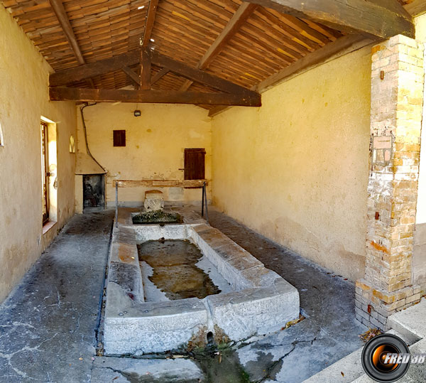 Le vieux lavoir avec une cheminée.