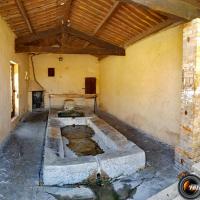 Le vieux lavoir avec une cheminée.