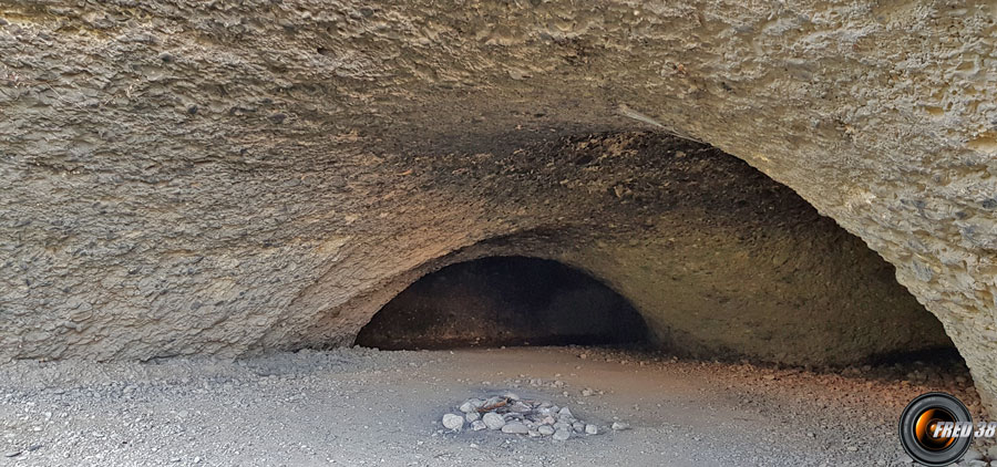 La petite grotte, fraiche en été.