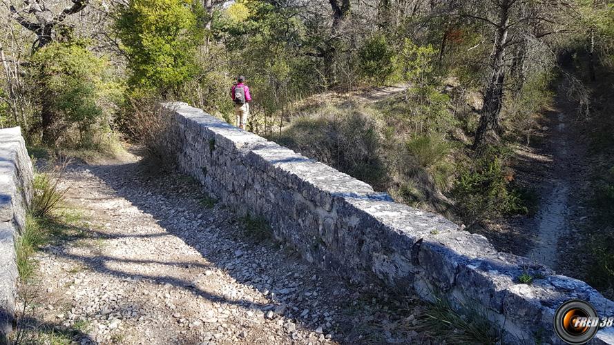 Petit pont au dessus du canal.