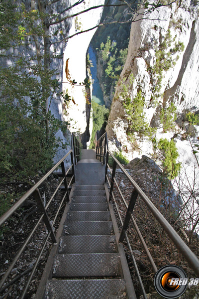 les escaliers de la brêche Imbert avec le Verdon en fond.