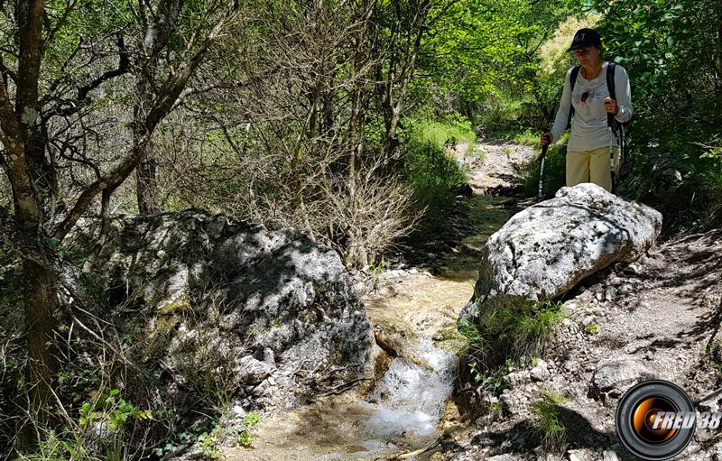 Ruisseau sur le sentier.