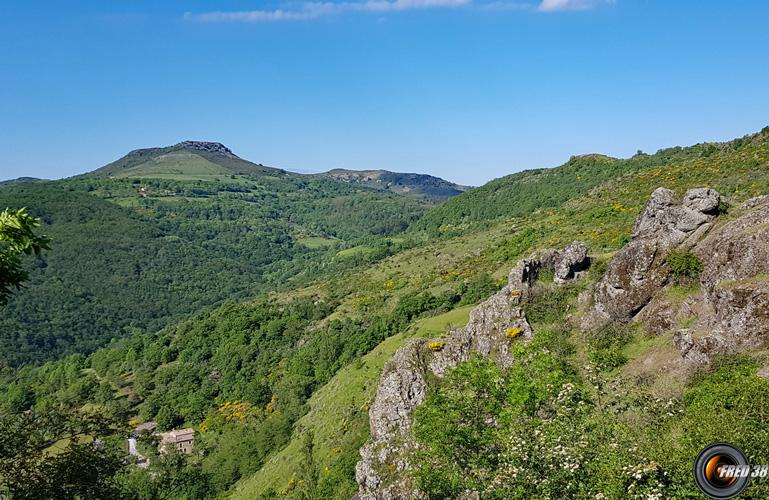 En fond le Roc de Gourdon.