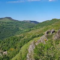 En fond le Roc de Gourdon.