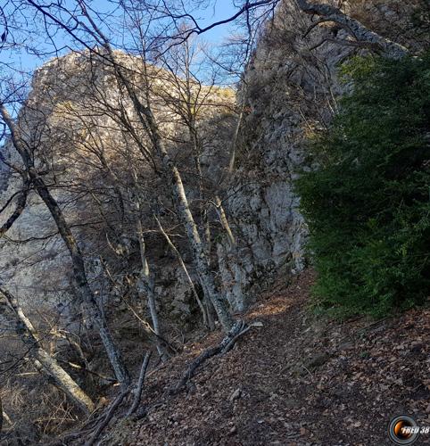 Sous la falaise.