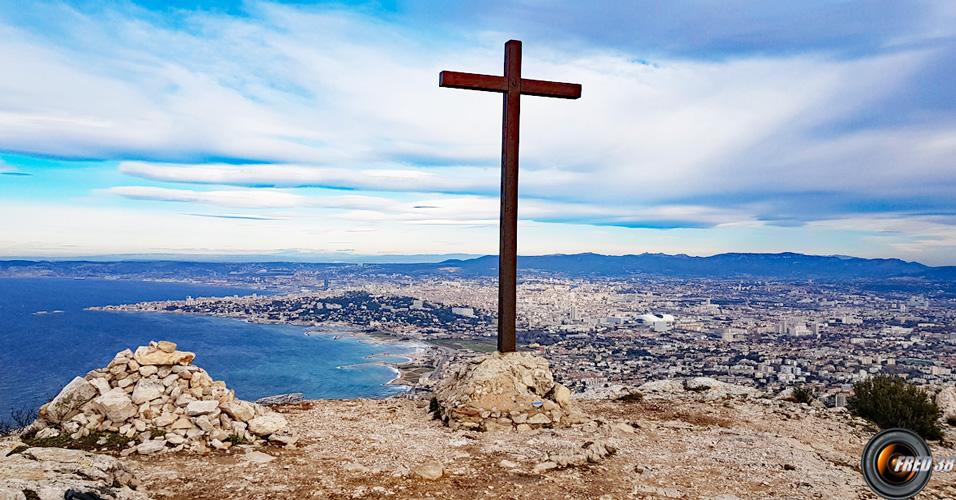 La croix du sommet avec vue sur Marseille.