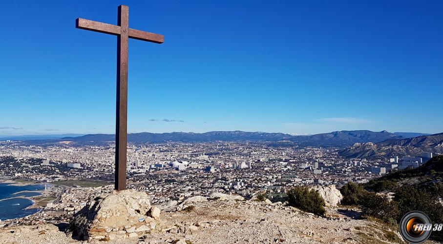 La croix du sommet avec vue sur Marseille.