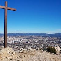 La croix du sommet avec vue sur Marseille.
