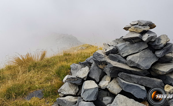 Le cairn du sommet et la crête descendant à Pissegui.