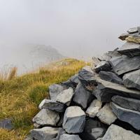 Le cairn du sommet et la crête descendant à Pissegui.