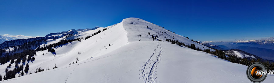 Le sommet et les crêtes y conduisant au dessus du col de Champet.