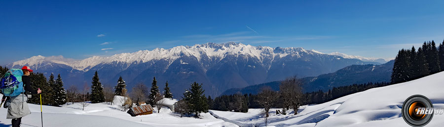 Les chalets de Noguillan et la Lauzière en fond.