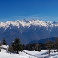 Les chalets de Noguillan et la Lauzière en fond.