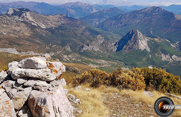 Le sommet et à droite la Montagne de Robion.