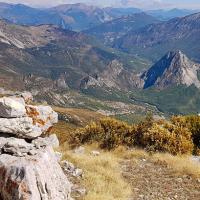 Le sommet et à droite la Montagne de Robion.