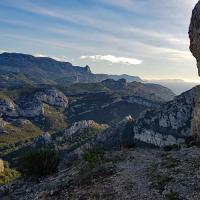Sentier balcon et mont Puget en fond.
