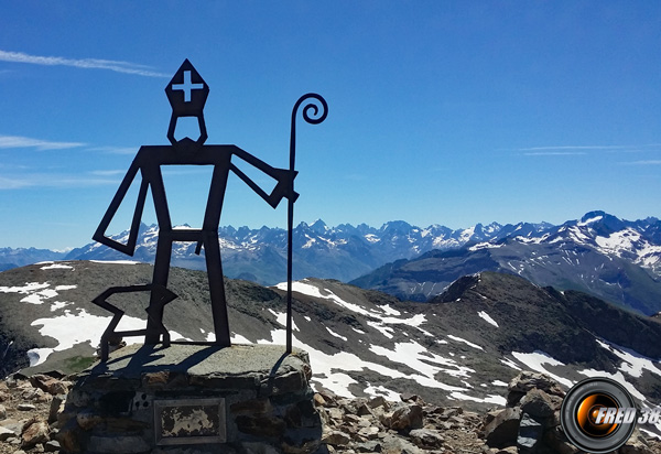 Derrière Saint-Eloi, la Pyramide et les Mayes.