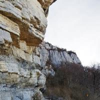 Sous la falaise.